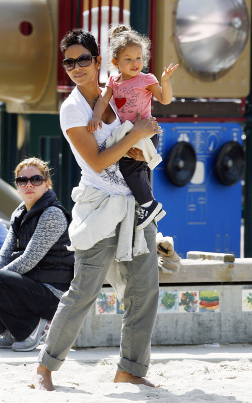 halle berry daughter 2010. Halle Berry grabbed Nahla and